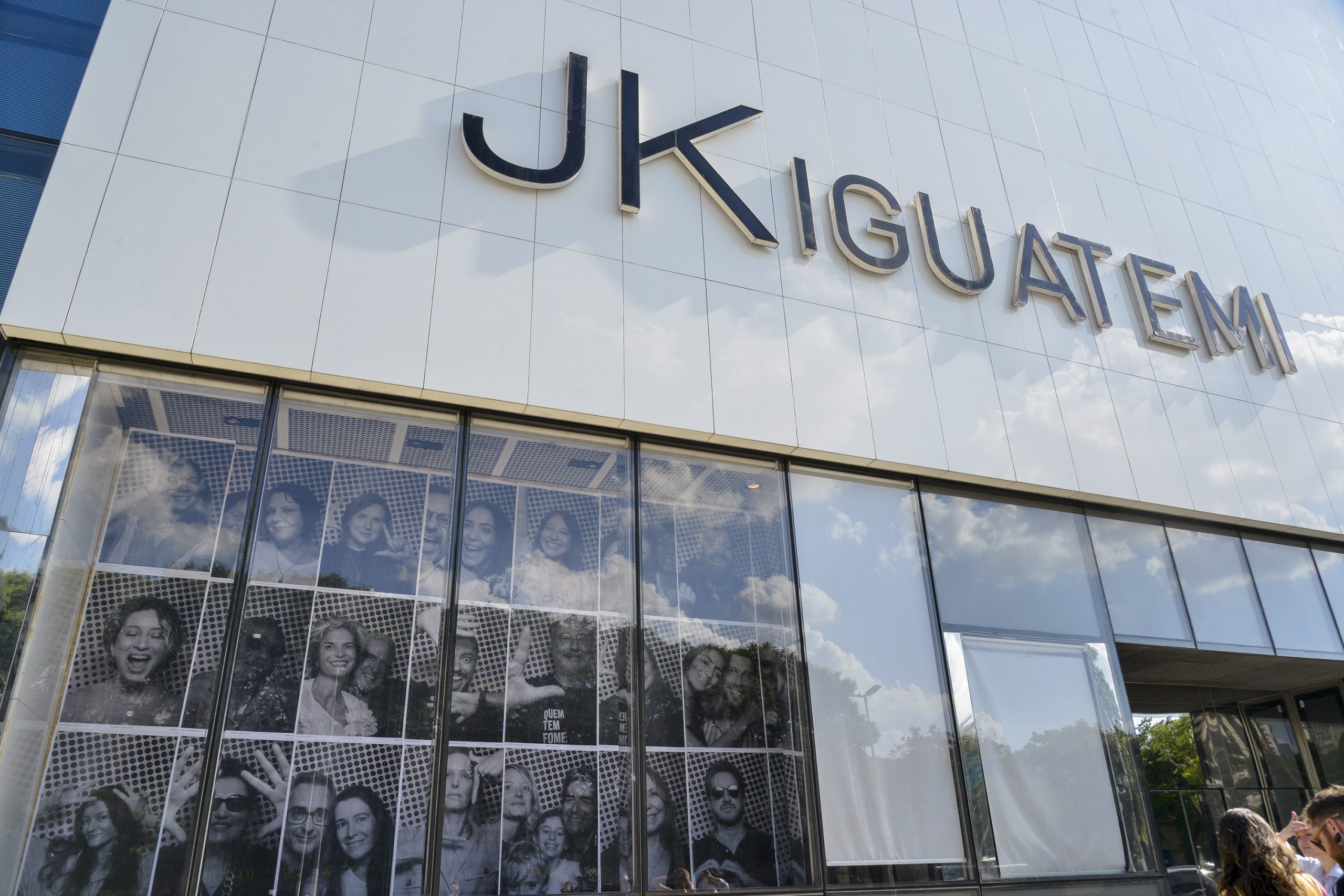 Em evento especial, JK Iguatemi expõe vitrine com impressões do projeto  “Inside Out” do Artista Francês Jr – Lifestyle Mag