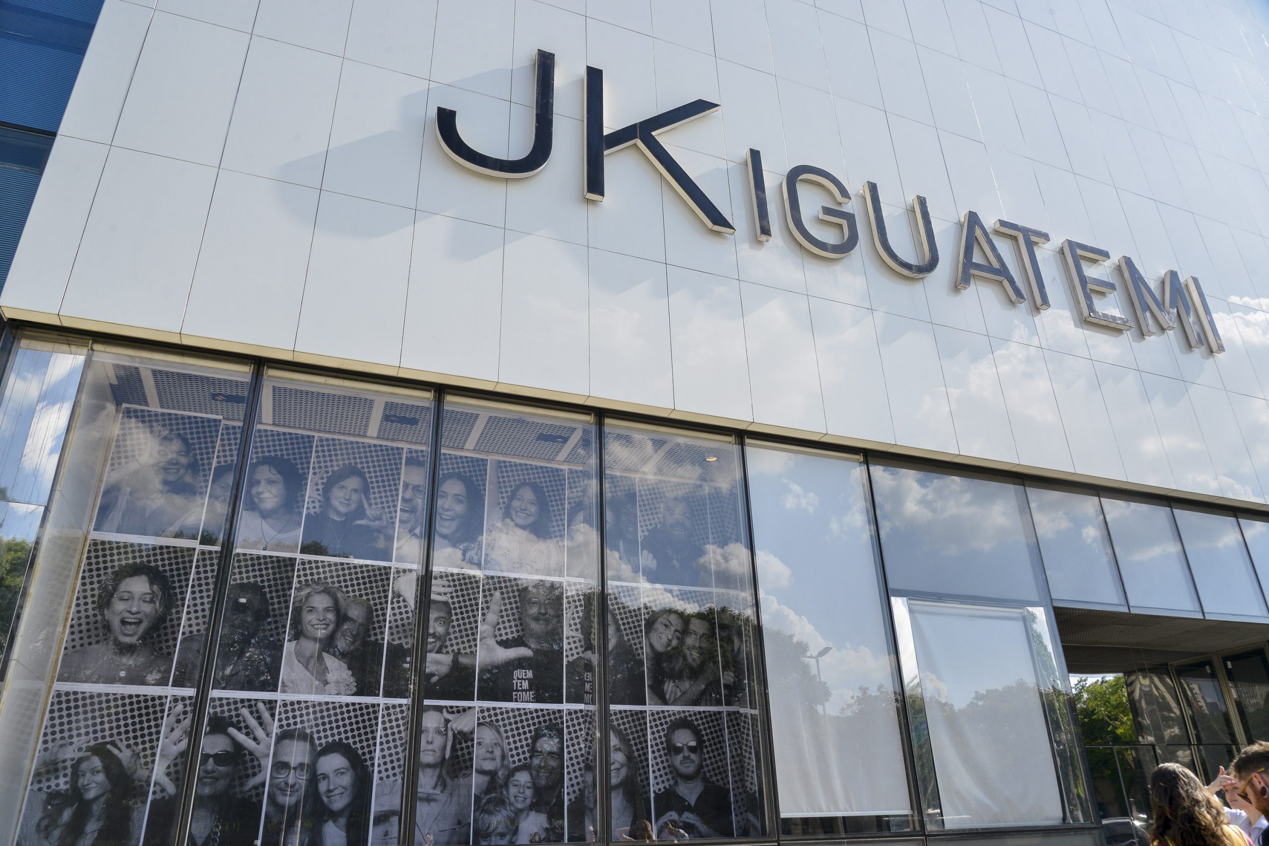 Em evento especial, JK Iguatemi expõe vitrine com impressões do