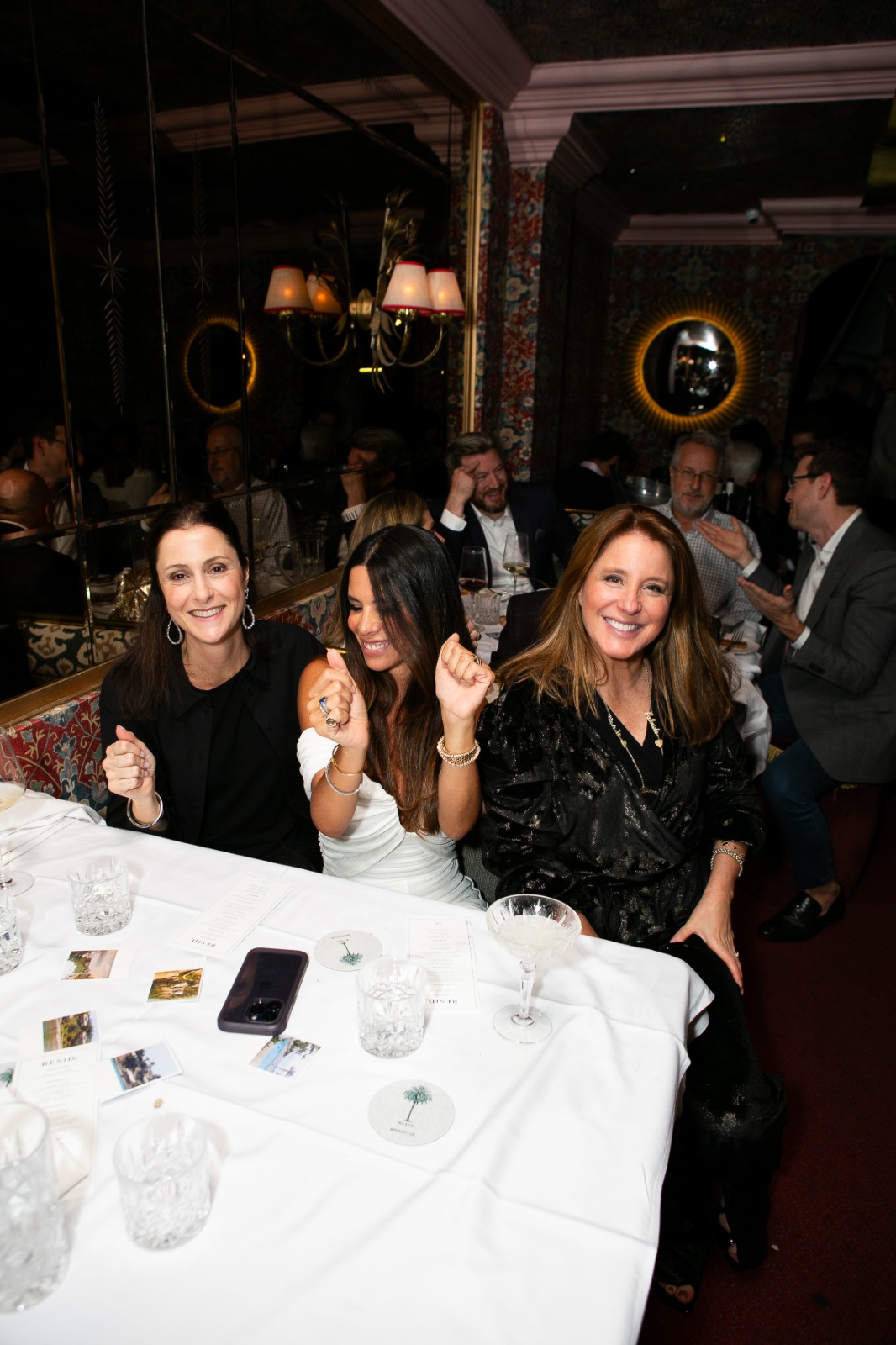 Manoela Mendes, Claudia Ribeira e Adriana Trussardi jpg